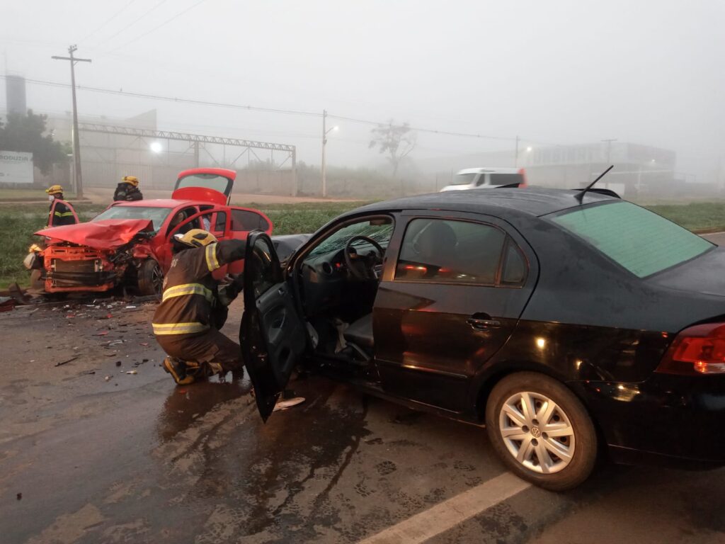 Em rodovia de Anápolis, acidente entre carros envolve seis vítimas