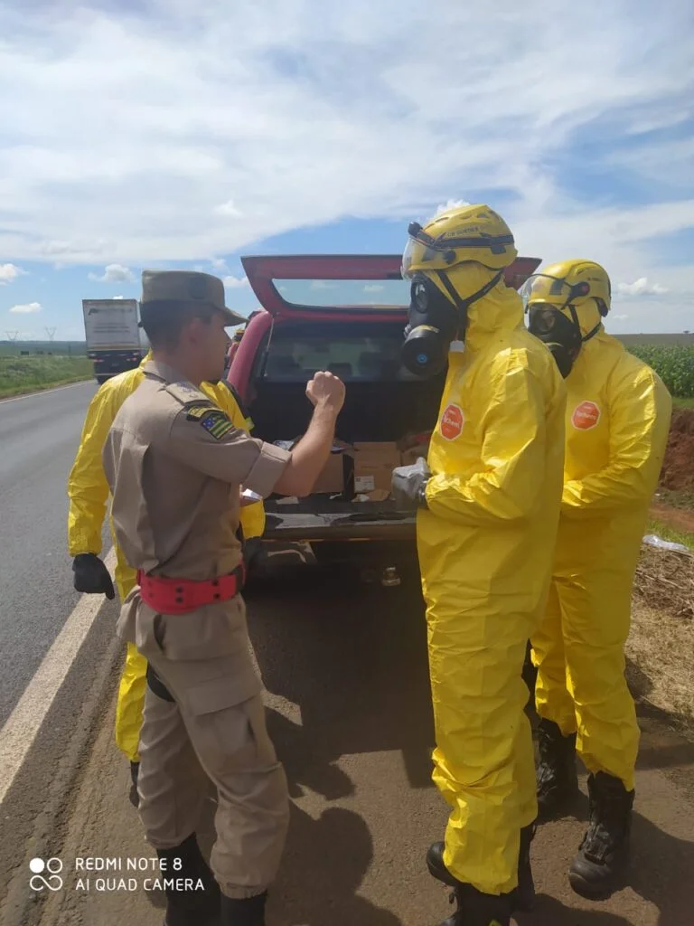 Veículo contendo material radioativo tomba na BR-153, em Morrinhos