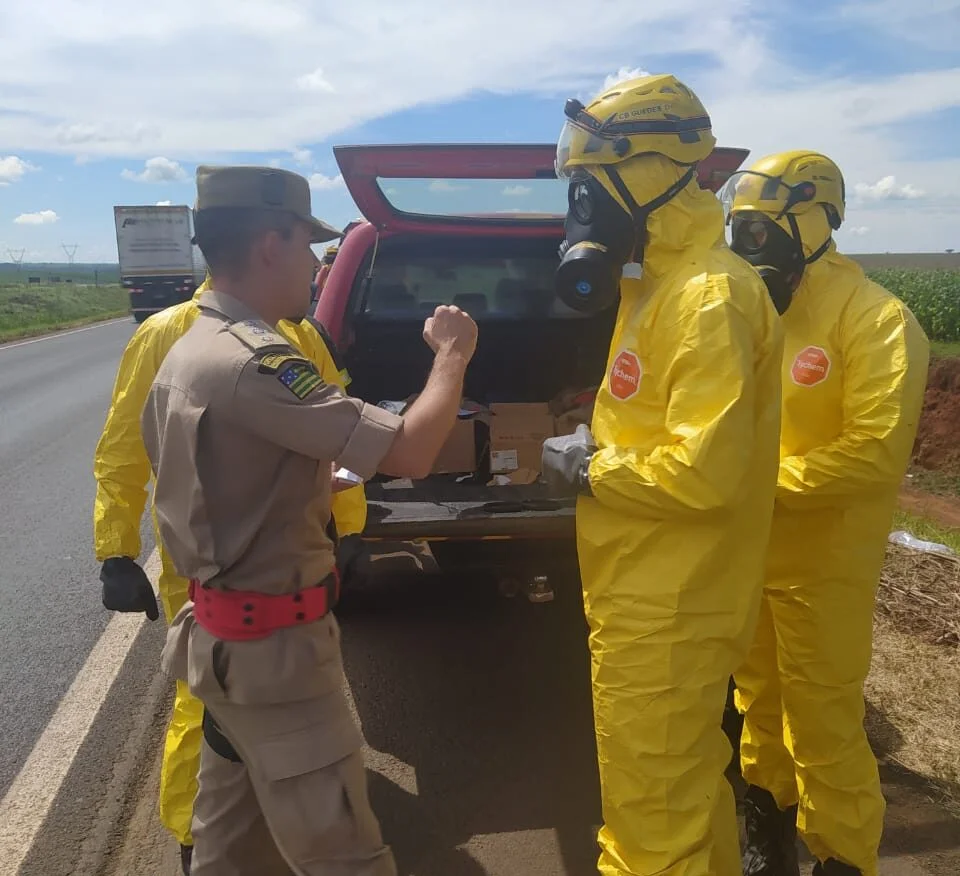 Veículo contendo material radioativo tomba na BR-153, em Morrinhos