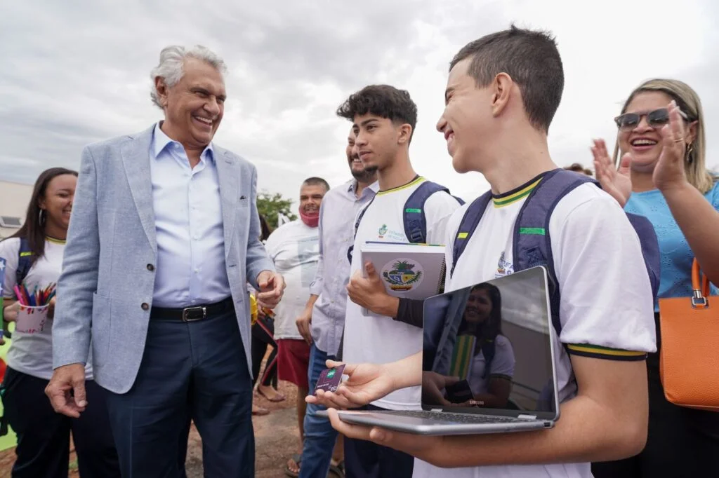 “É reflexo da política que conseguimos implantar”, garante Caiado sobre queda de 54% na taxa de evasão escolar