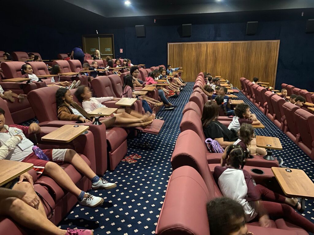 Projeto social leva crianças e adolescentes ao cinema, com entrada gratuita