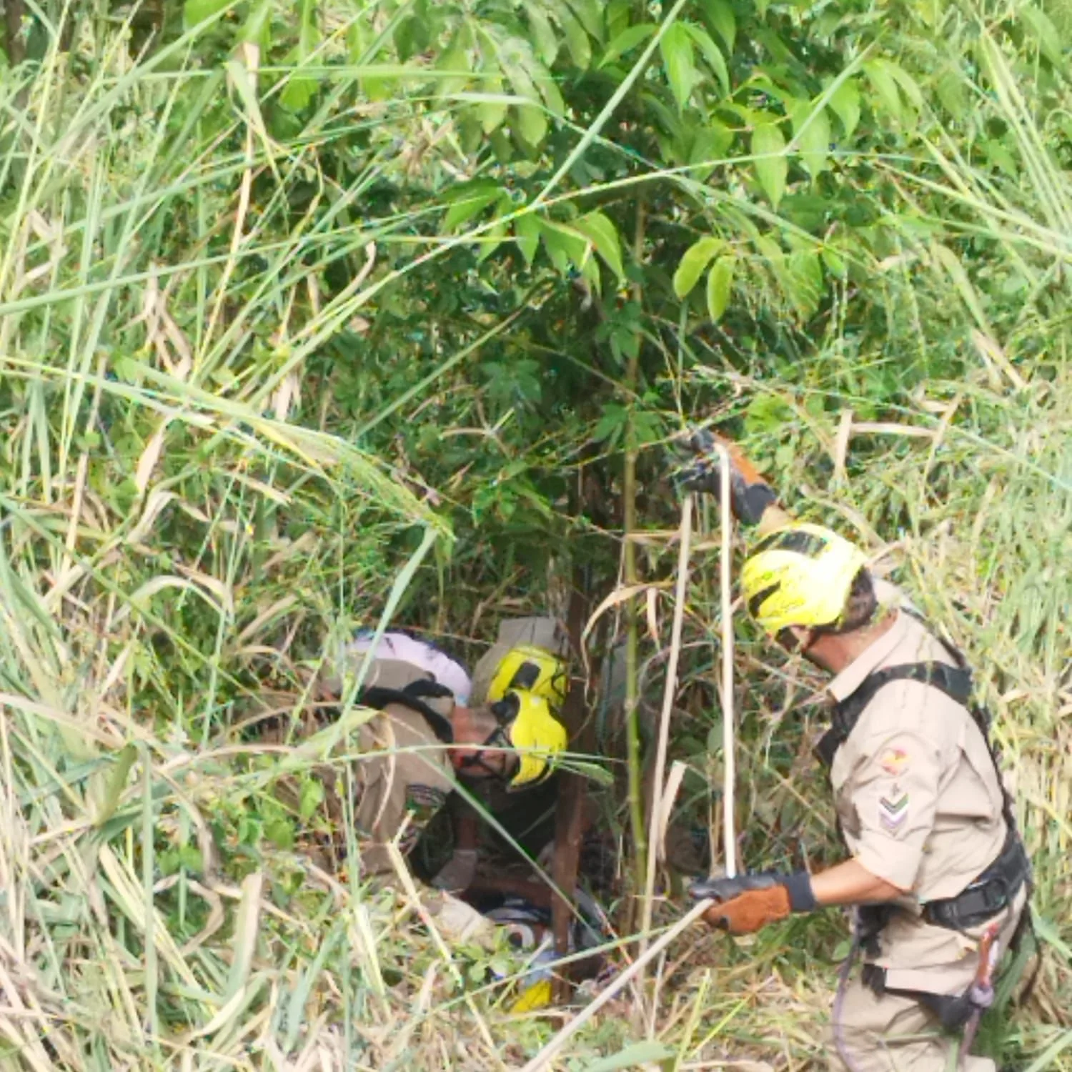 Idoso é resgatado dentro de cratera de 15 metros em Luziânia