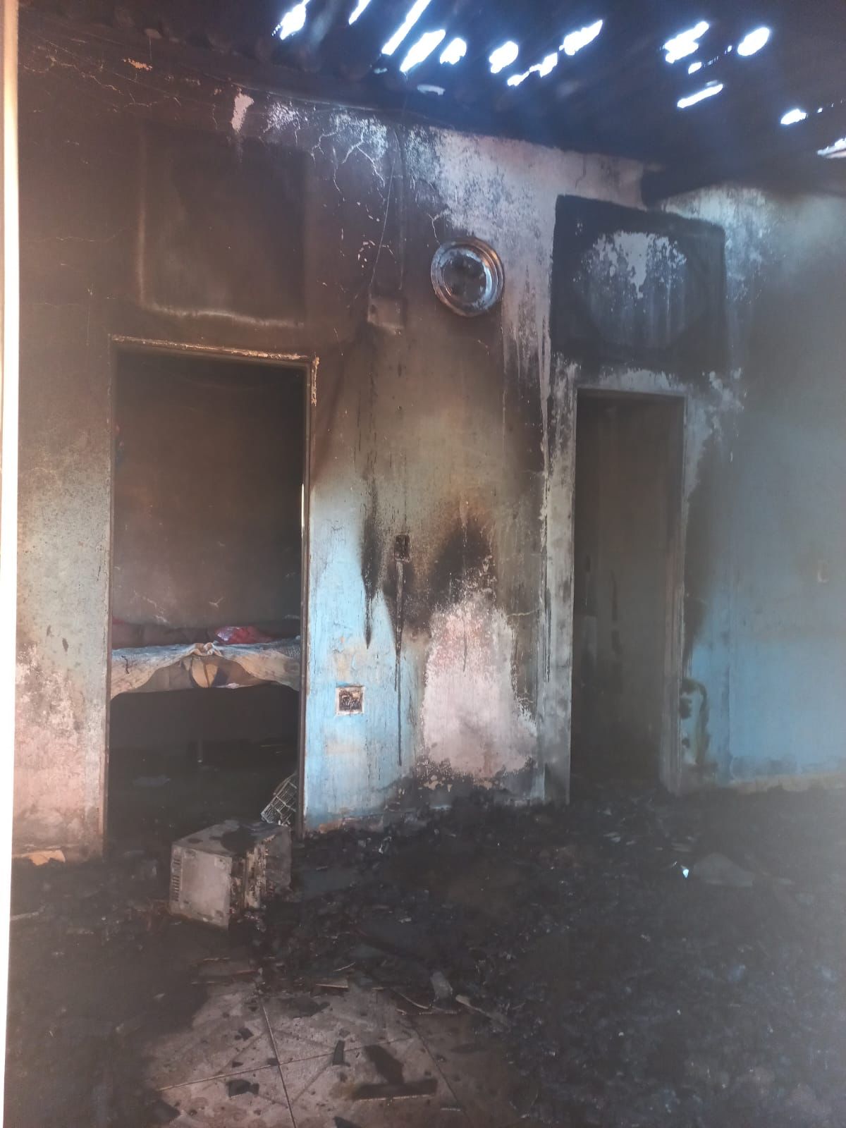 Suposto incêndio criminoso destrói parte de casa, em Cidade Ocidental