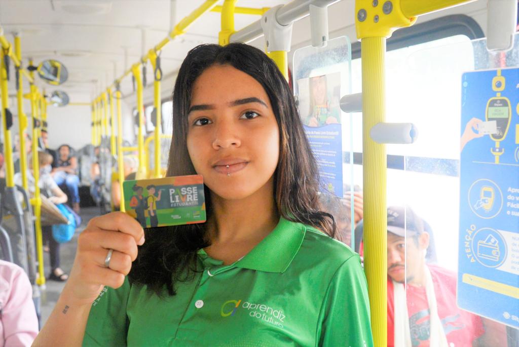 Estudante com cartão do Passe Livre Estudantil dentro do transporte coletivo