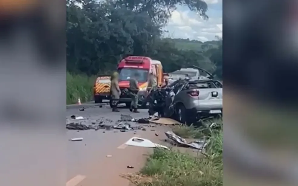 Acidente envolvendo carreta e caminhonete deixa uma pessoa morta, em Goiânia