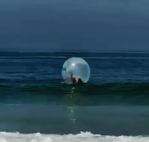 Bolha flutuante fica sem controle e homem se afoga em Copacabana