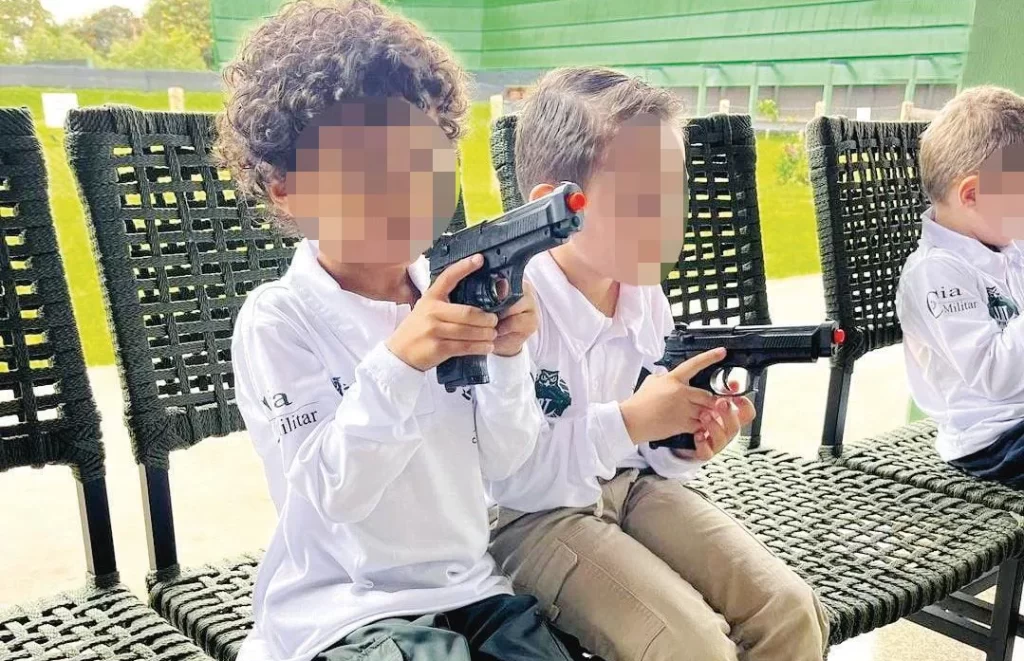 Clube de tiros gera polêmica ao ensinar crianças a manusear armas em Jataí