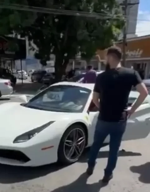 Empresário compra Ferrari e sofre acidente logo depois, em Goiânia