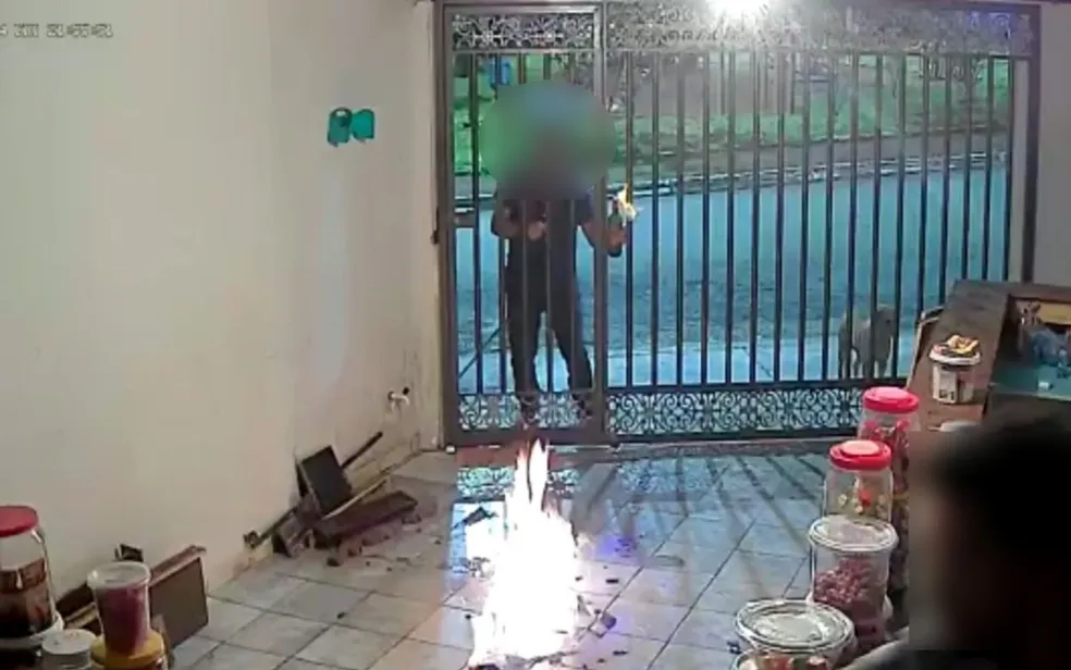 Homem incendeia comércio e agride dois familiares com facão