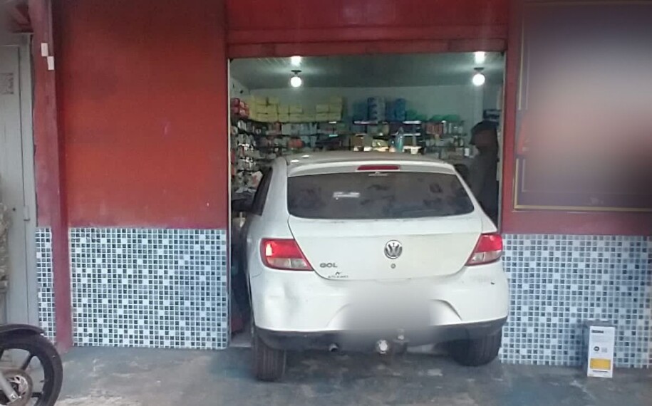 Homem é preso após invadir farmácia e jogar carro contra ex-esposa, em Goiânia