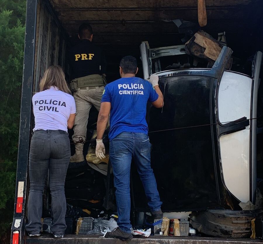 Caminhão com peças de veículo é apreendido na BR-153, em Morrinhos
