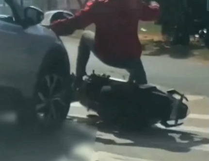 Motorista briga com motociclista no trânsito e o atropela em Goianira