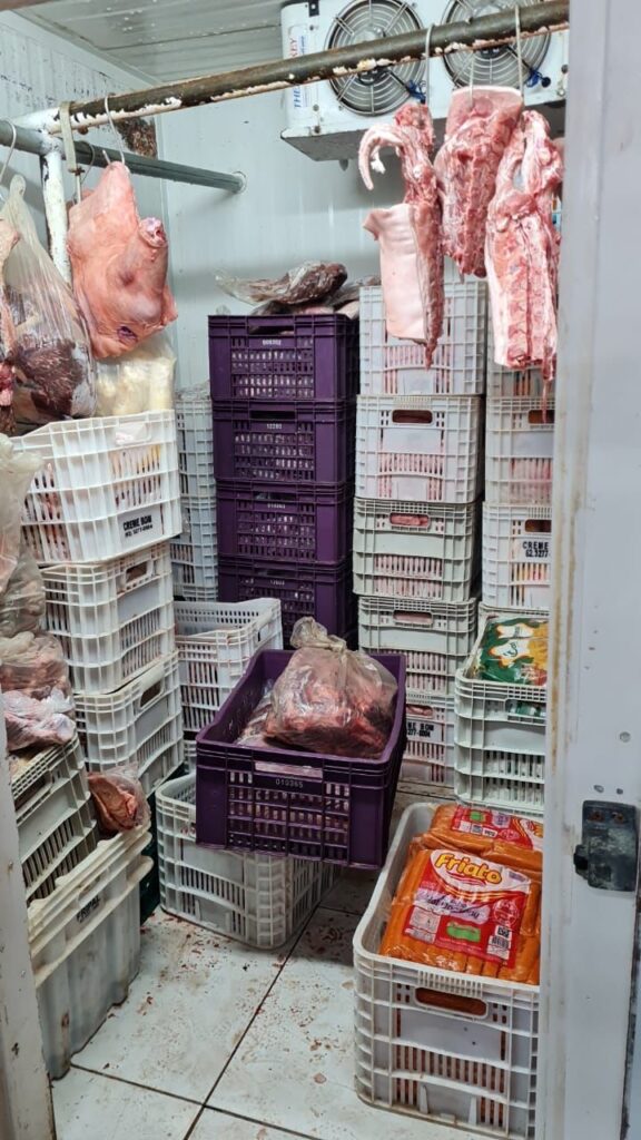 Supermercado é autuado por vender carne e produtos vencidos em Palmeiras de Goiás