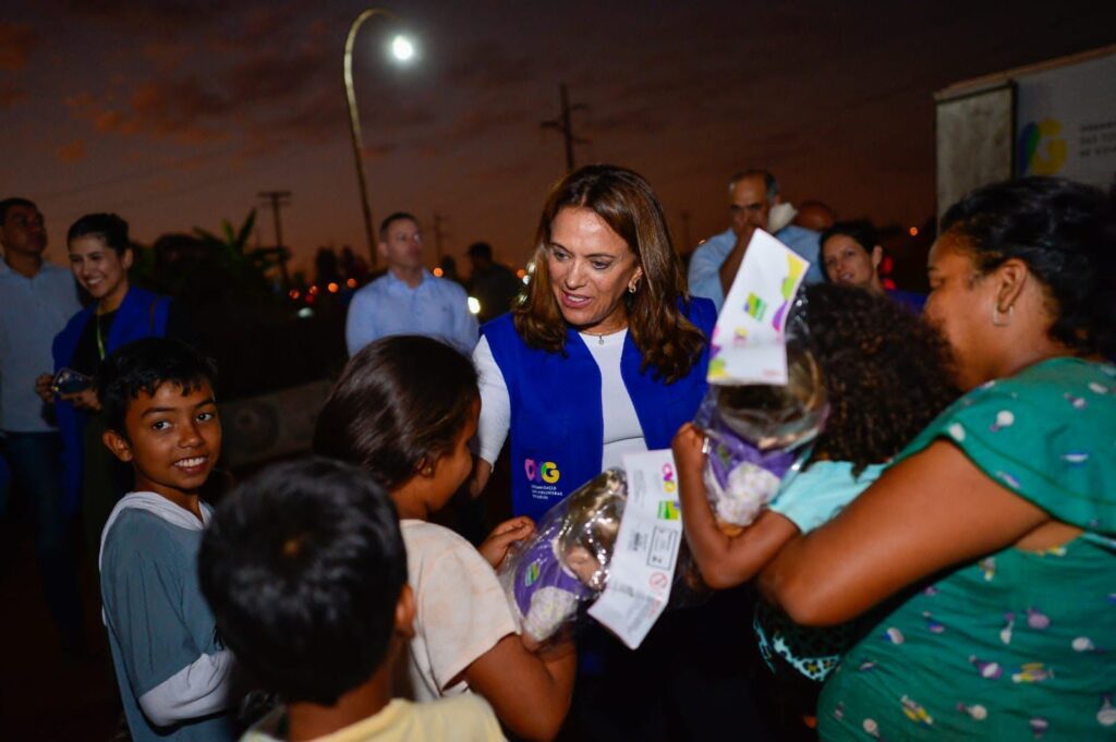 Gracinha Caiado entrega cobertores da Campanha Aquecendo Vidas em Goiânia