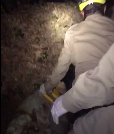 Bombeiros encontram corpo de homem que caiu em um barranco