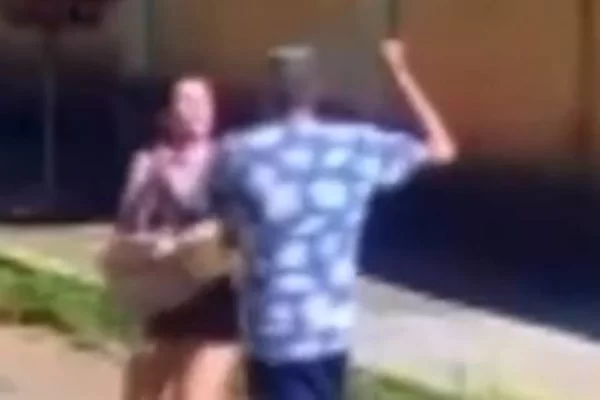 Homem mata ex-companheira a facadas no meio da rua, em Goiânia