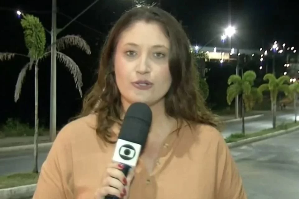 Homem mostra bumbum ao vivo e interrompe reportagem da Globo