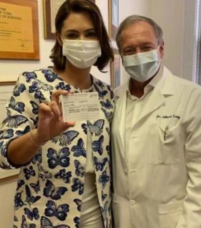 Michelle Bolsonaro mostra carteira de vacinação contra Covid-19