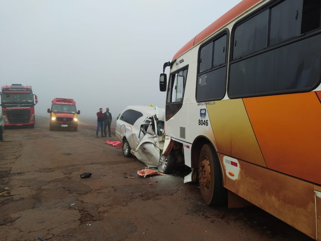 Carro e ônibus se chocam e uma pessoa morre em acidente na GO-040