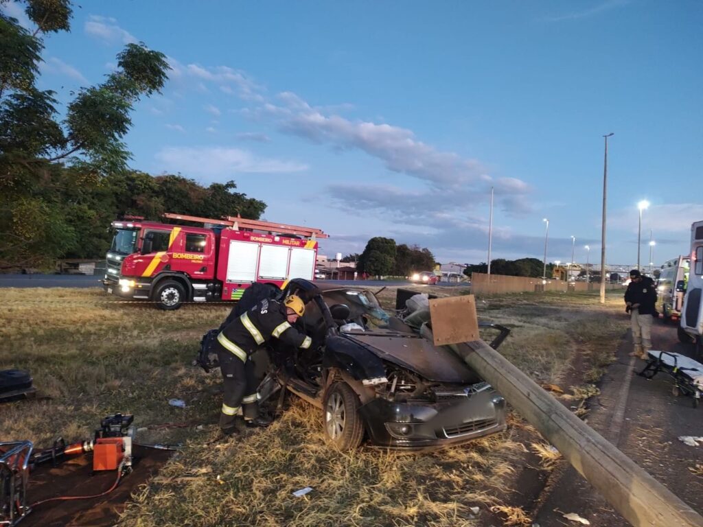 Duas pessoas morrem após carro bater contra poste na BR-040, em Luziânia