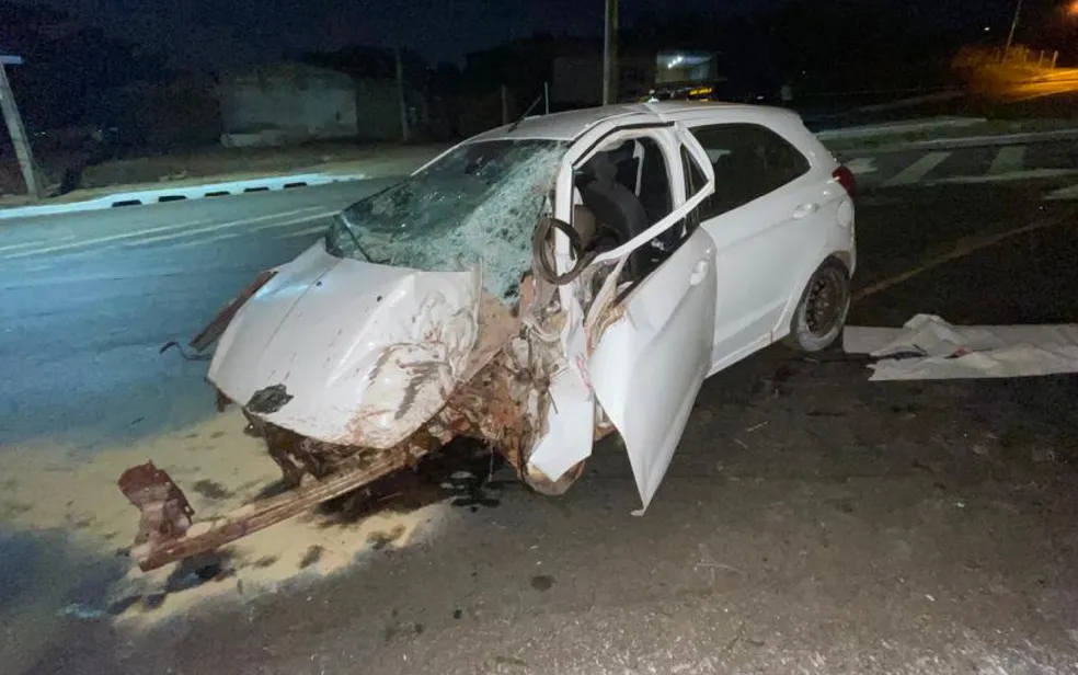 Três pessoas morrem após carro bater contra árvore, em Goiânia