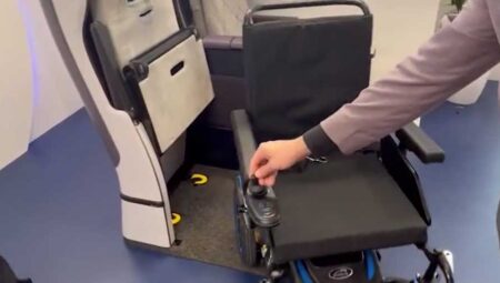 Delta promete inovar na comodidade de cadeirantes com novo design de assento. (Foto: reprodução/CNN).