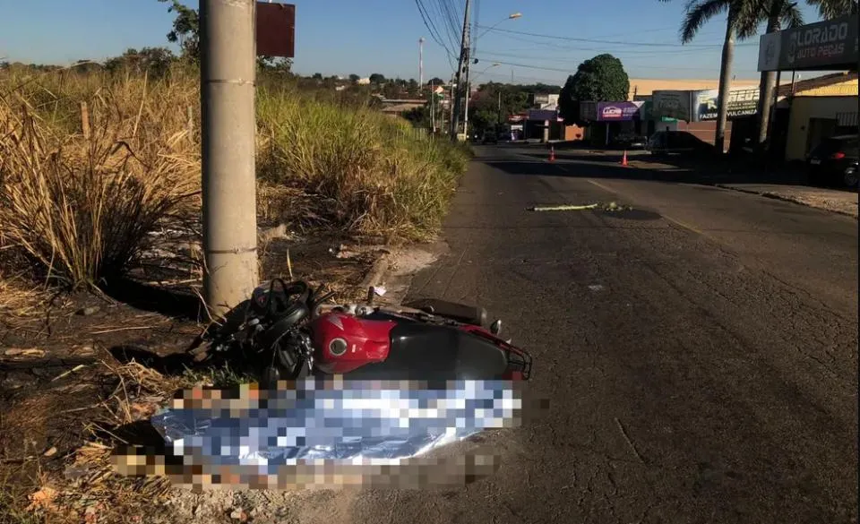 Motociclista morre após bater contra um poste em Goiânia