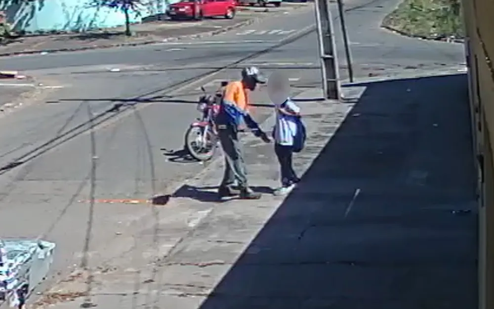 Motociclista é gravado enquanto roubava celular de estudante