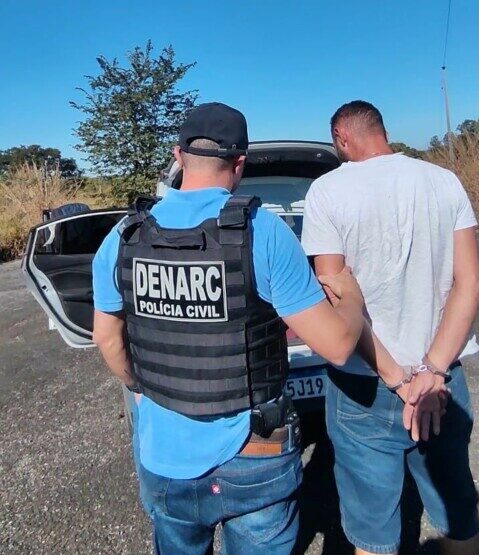 Policia Civil prende dois individuos que levavam drogas, no estofado do carro, de Mato Grosso para Goiás