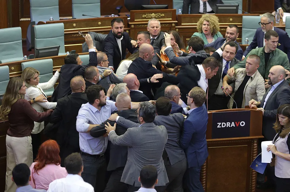 Deputado joga água no primeiro-minitro de Kosovo e causa briga generalizada no parlamento