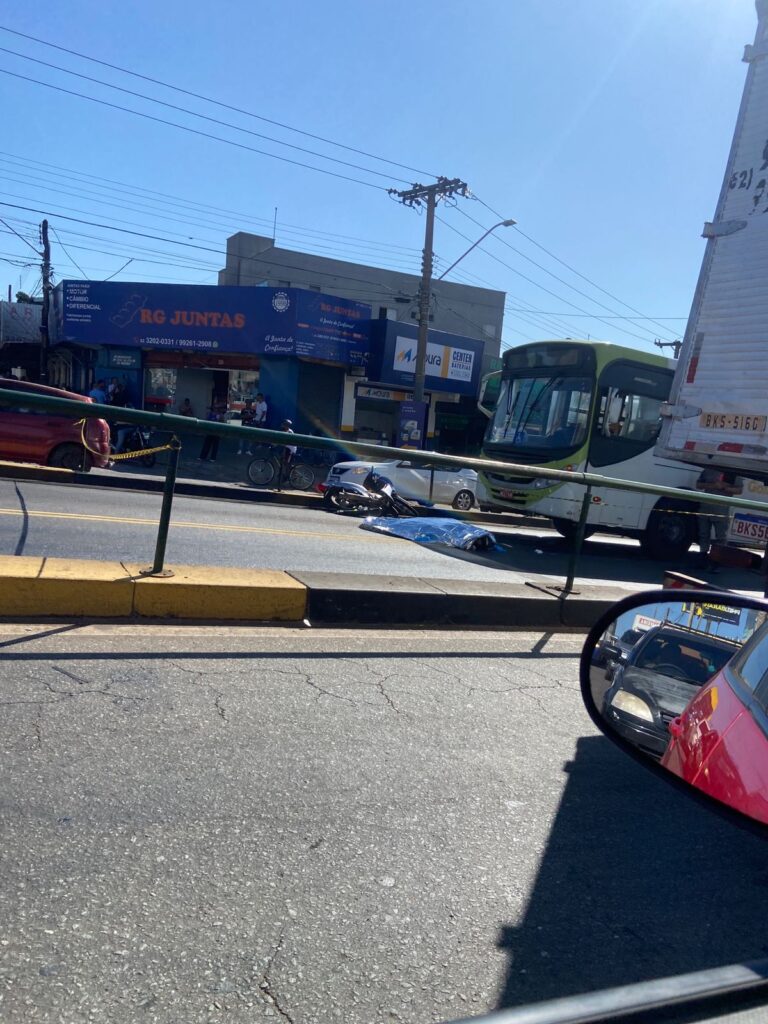 Motorista que atingiu motociclista cruzou duas vias com sinal amarelo