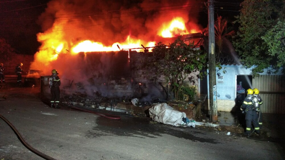 Depósito de reciclagem e uma residência pegam fogo em Goiânia