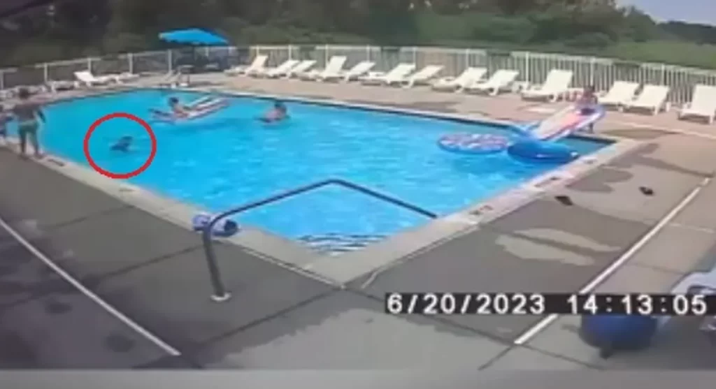 Criança se afoga em piscina e é salva por irmão de 12 anos de idade