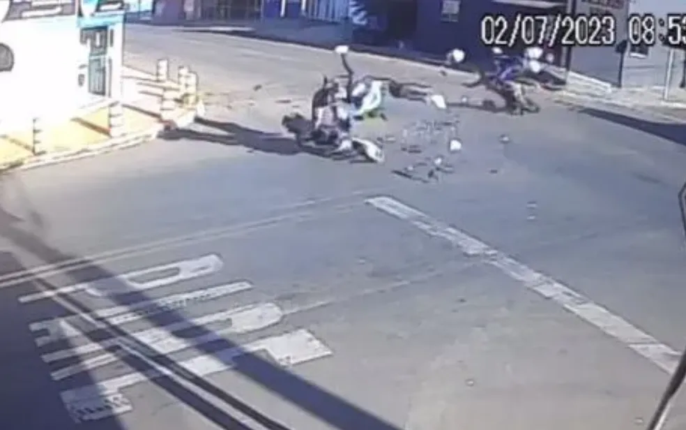 Motociclistas é arremessados após batida em um cruzamento