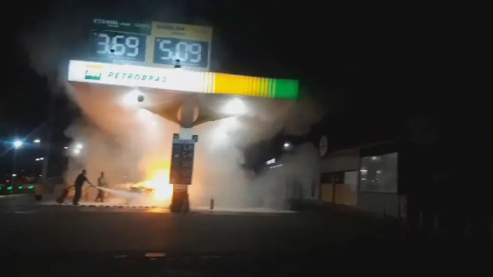 Bomba de combustível explode após carro sair com mangueira ainda conectada
