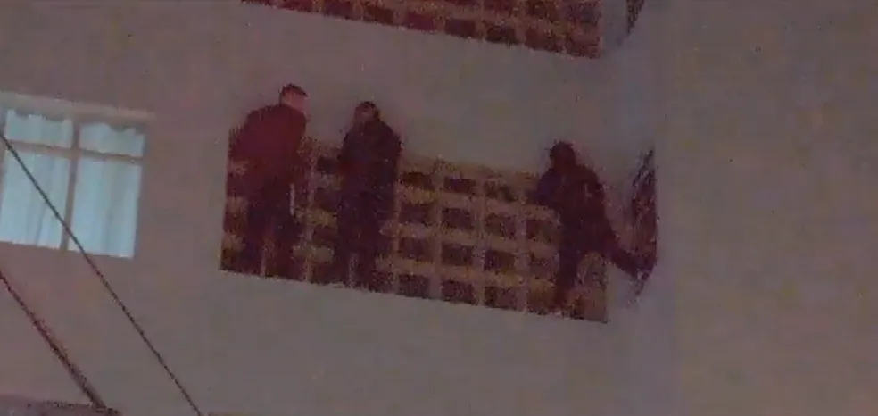 Homens escalam prédio para pinchá-lo e ficam presos no quarto andar, em Curitiba