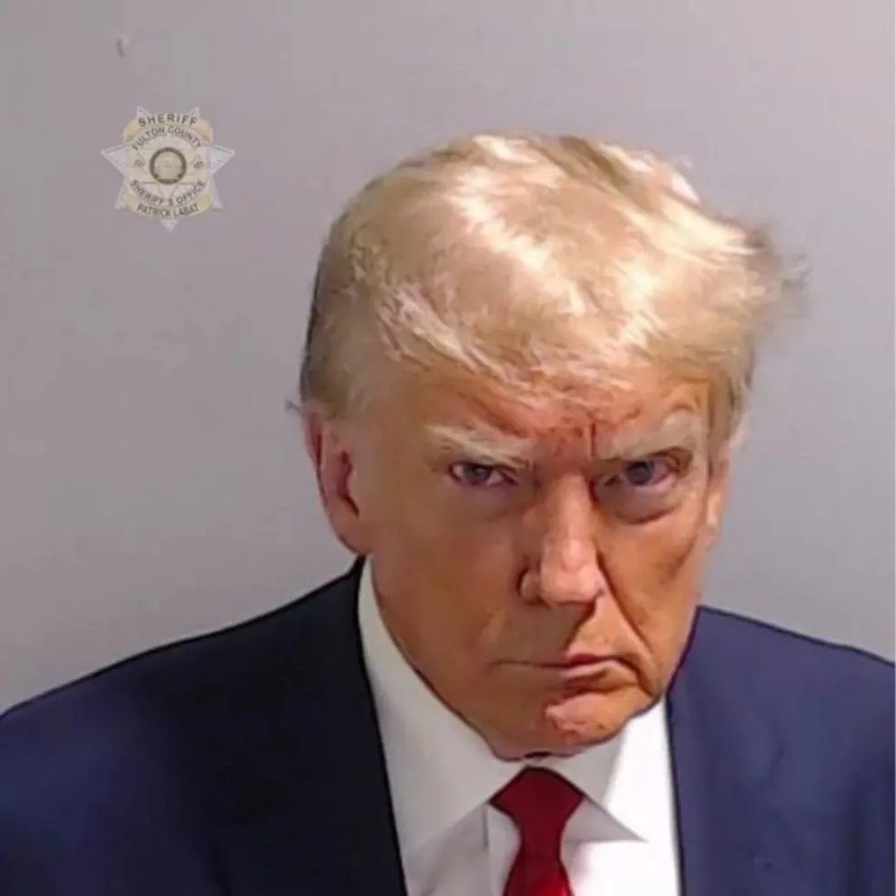 Trump se entrega em uma prisão e divulga sua primeira foto de identificação, conhecida como mugshot