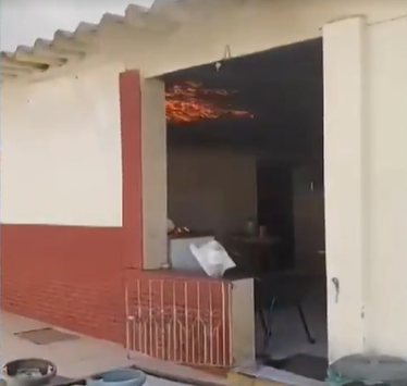 Botijão de gás pega fogo e teto de casa de idosas fica destruído em Caiapônia