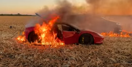 Youtuber americano destrói Ferrari de R$ 2 milhões com incêndio em milharal