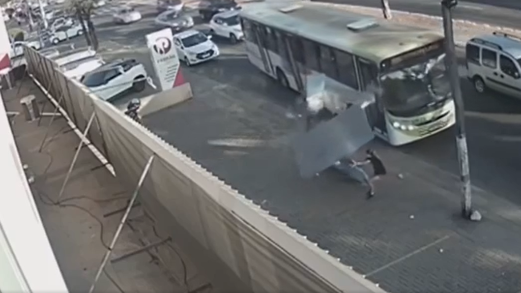 Motorista de ônibus bate em ponto de ônibus e estrutura quase cai em cima de uma mulher