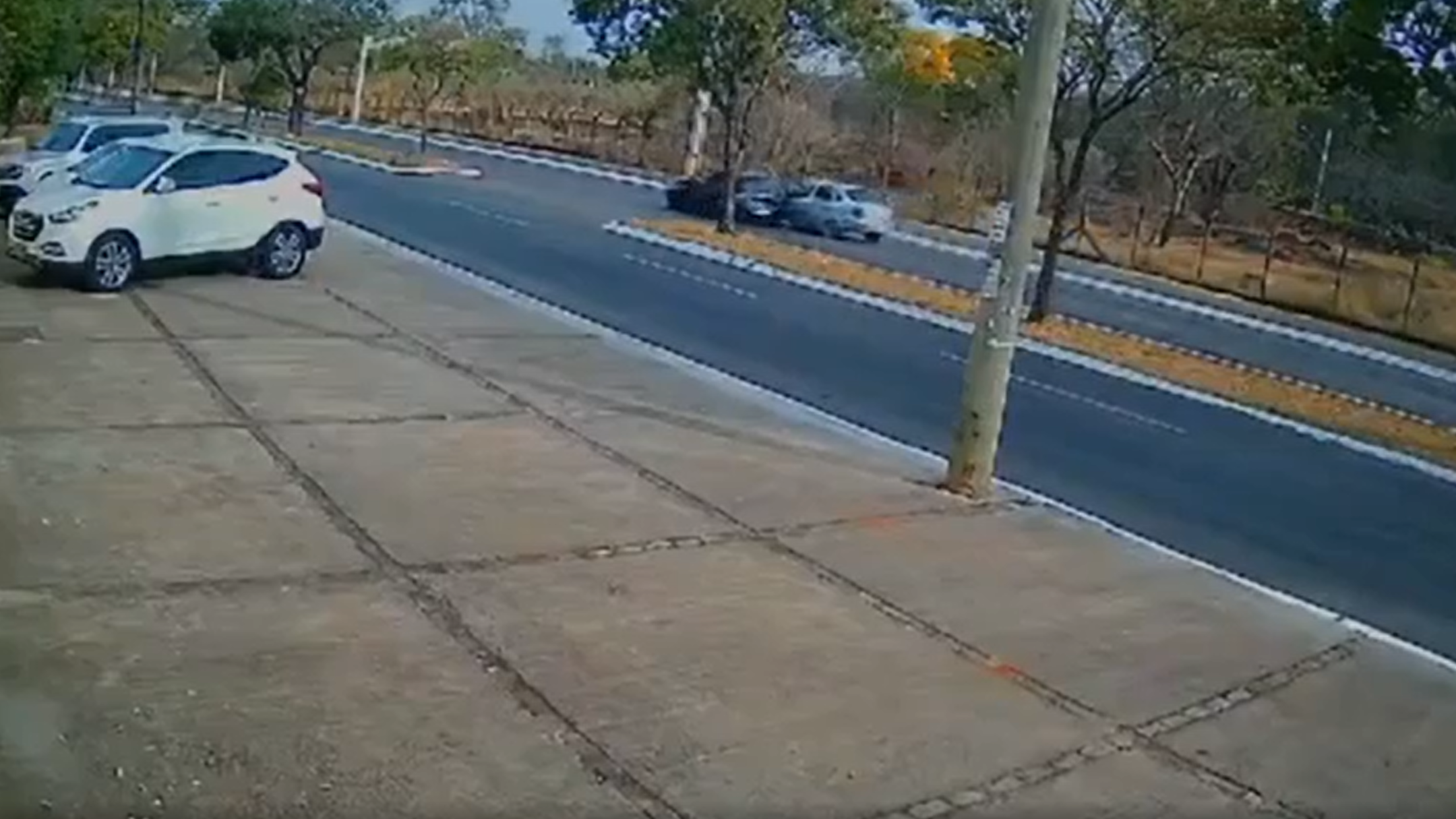 Motorista capota carro ao fazer racha na Avenida Esperança, próximo ao campus da UFG