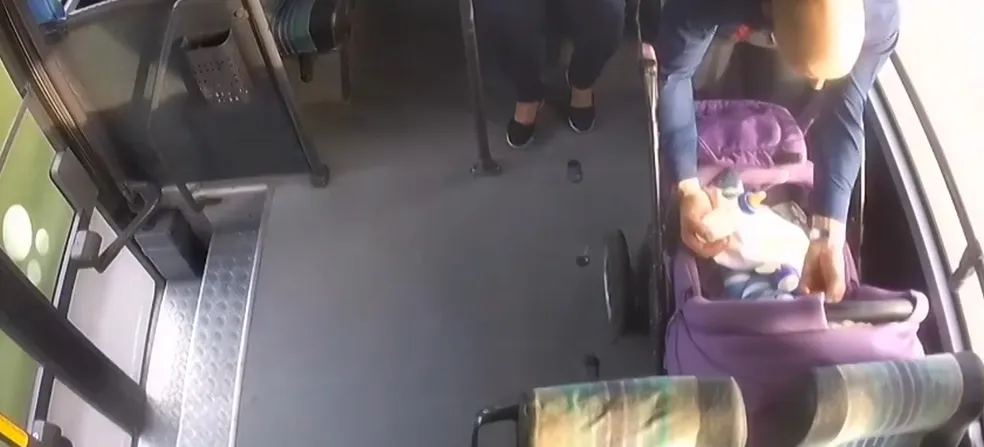 Carrinho tomba dentro de ônibus em movimento e bebê cai ao lado da porta, na Rússia