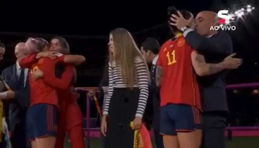 Jogadora da Espanha é beijada a força durante comemoração da Copa do Mundo