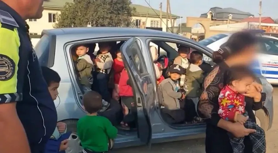 Professora é presa após transportar 25 crianças dentro de carro, em Uzbequistão