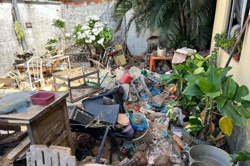 Idosa acumuladora de lixo é internada após limpeza em residência, em Mara Rosa
