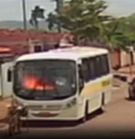 Homem é preso ao colocar fogo em ônibus com estudantes dentro, em Terezópolis
