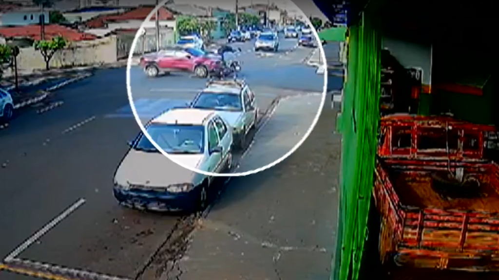 Após colisão, motociclista é arremessado em cruzamento em Jataí