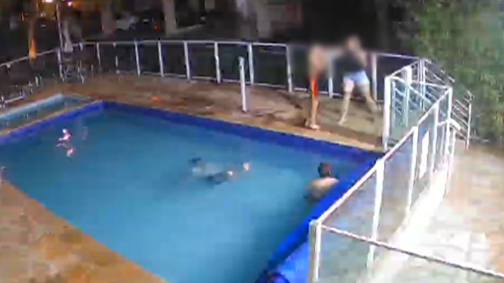 Jovem de 14 anos é agredido por mulher e cai dentro de piscina em condomínio em Aparecida de Goiânia