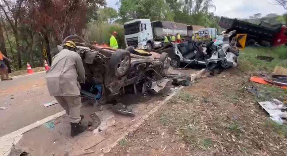 Três adultos e uma criança morreram em acidente envolvendo 18 veículos na BR-414