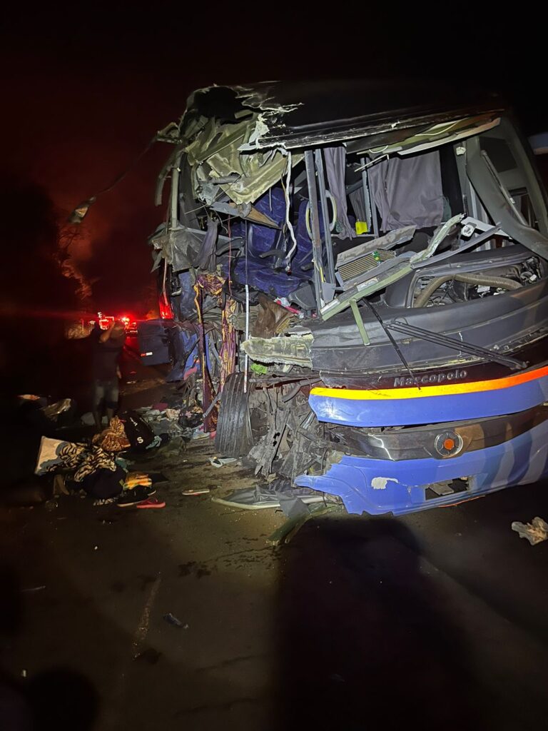 Acidente entre ônibus e caminhão na BR-020 deixa duas pessoas mortas